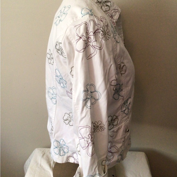 Weekender woman’s white denim jacket. Size 13. - Picture 2 of 6